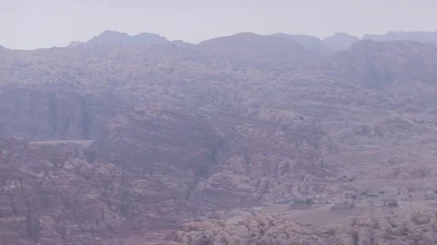 Rugged rock formations and deep canyons in Jordan desert landscape Vidéo 338158269