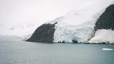 Rugged Steep Mountains Covered With Snow In Paradise Harbour, Antarctica Vídeo Stock 334084033