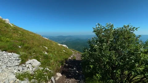 Rugged trail winds through green mountain slopes. Mount Rtanj, Serbia Vidéo 342314929