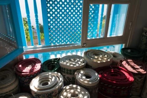 Rugs in shop window Foto stock