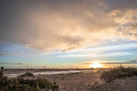Ruhe und Schönheit: Sonnenaufgang am Strand im Urlaub Ein atemberaubendes .. Stock Photos