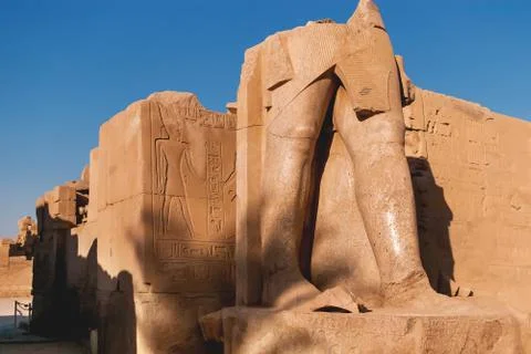 Ruined statue in Karnak Temple Complex, famous architectural landmark in Luxo Stock-Fotos