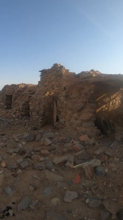 Ruined Stone Structures in the Desert Landscape Vídeo Stock 320819715