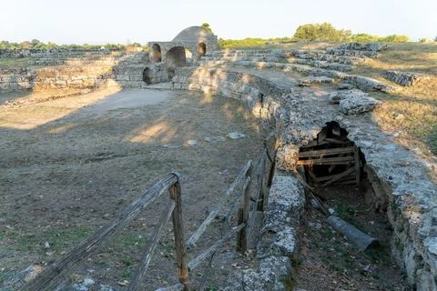 Ruined stone wall with round window 库存照片