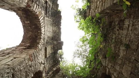 Ruined vaulted ceiling of old Caucasus Christian temple 库存影片 85125154