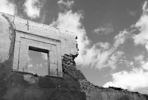 Ruined wall with window Stockfoto's