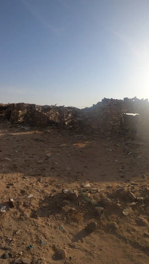 Ruins of Ancient Stone Structures in Desolate Desert Landscape Vídeo Stock 320588579