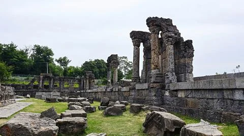 Ruins around the temple complex of Martand Sun Temple, Anantnag, Jammu and .. Foto stock