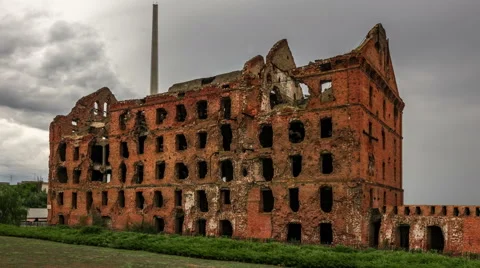 The ruins of a brick house and dramatic clouds. Timelapse. Video stock 66790477