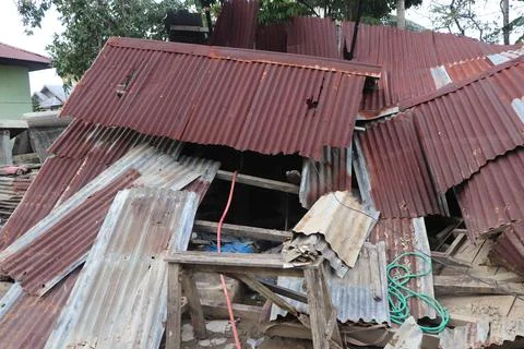 Ruins of a Collapsed Structure with Rusty Metal Debris Foto stock