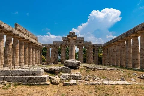 Ruins of collapsed temple and column in Paestum Stockfoto's