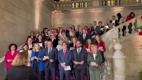 Rull and about 60 deputies of the Parliament sing carols after the last plenary  Vidéo 324221830
