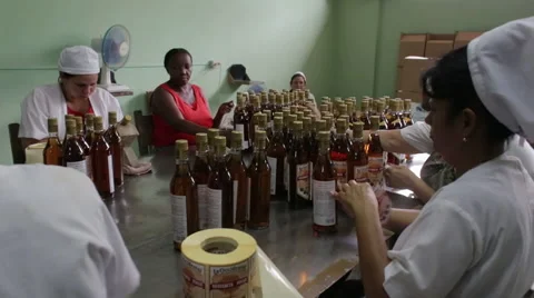 Rum Bottling Factory in Cuba Видео 42934310