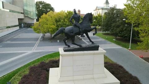 “Rumors of War” By Kehinde Wiley Vidéo 219444743
