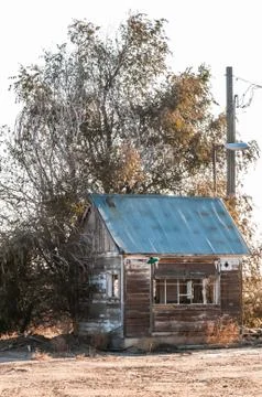 Run down shack of a former scale house under a winter tree Stock-Fotos