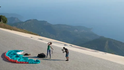Run with parachute on slope. Video stock 246506280