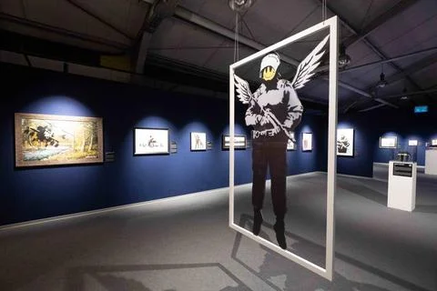  Rundgang durch die Ausstellung, Besucher betrachten ausgestellte Kunstwer... Stock Photos