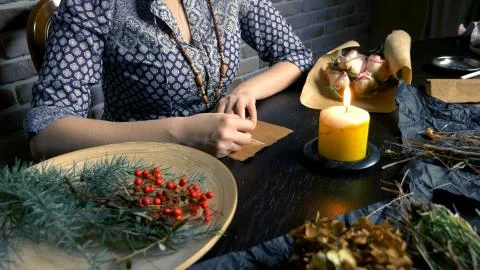 Runic magic. master writes runic spell on parchment Foto stock