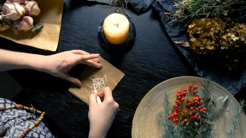 Runic magic. master writes runic spell on parchment Foto stock