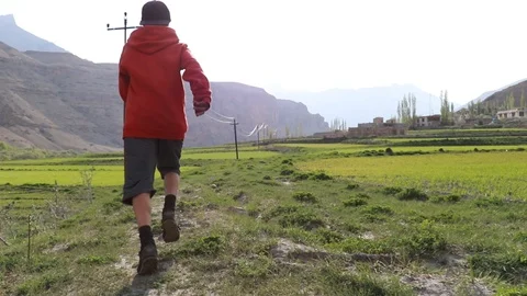 Runing freely in the fields, in the mountain Vídeo Stock 121963999