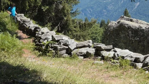 Runner on alpine trail with rocks Video stock 114175048