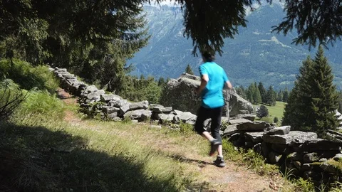 Runner on alpine trail with rocks Stock-Footage 114175153
