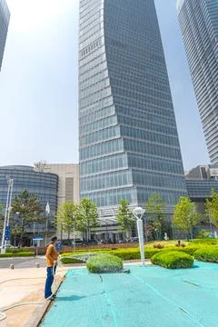 Runner and walking trails along the promenade and skyscrapers in Qingdao, Chi Stock Photos