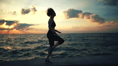 Runner athlete doing exersises at seaside Stock-Footage 67600576
