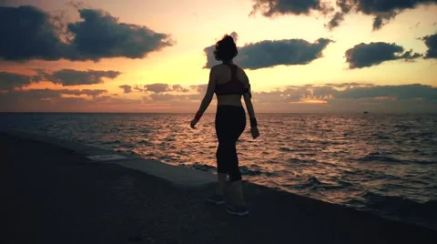 Runner athlete going at seaside and stops Stock-Footage 67599553