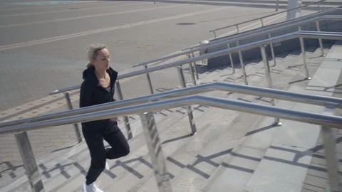 Runner athlete running on stairs Vídeo Stock 91330102