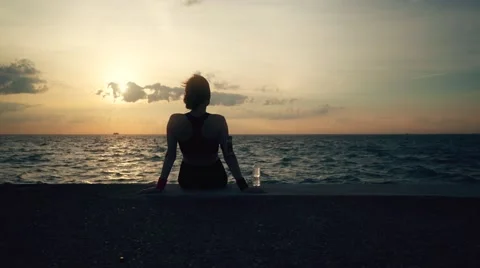 Runner athlete sitting at seaside Stock-Footage 67401020