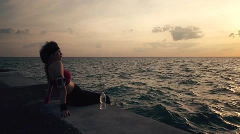 Runner athlete sitting at seaside Video stock 67402203