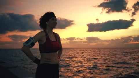 Runner athlete watching at seaside Stock-Footage 67599586