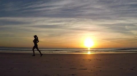 Runner on the Beach during Sunrise 스톡 동영상 68894188