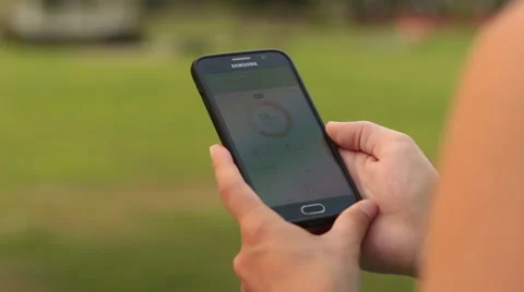 Runner Checks Activity - Dolly Shot Vidéo 54175441