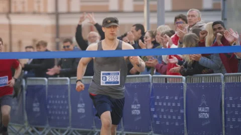 Runner Crossing Finish Line in Marathon Vidéo 251668924