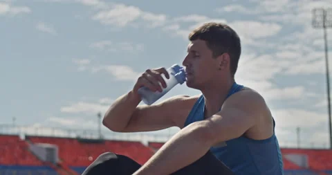 Runner drinking water during break Video stock 199649921