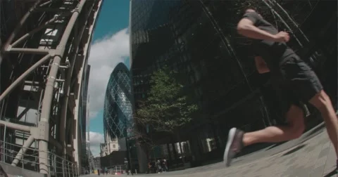 Runner jogging through London's City. Vídeo Stock 58862086