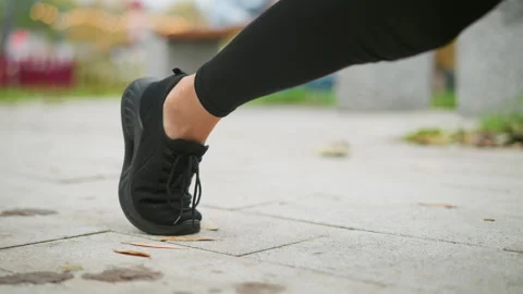 Runner leg stretching back and bouncing forward starting sprint quick energy Stock Footage 305812359