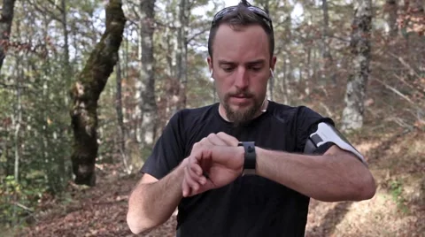 Runner looking smartwatch while running Vídeo Stock 43301301