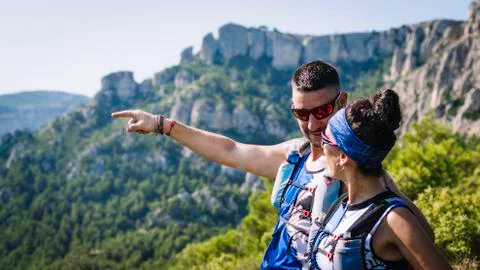 Runner man explaining the way to a runner woman. Stock Photos