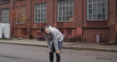 Runner man running on the road in the city, listening to music on headphones. 库存影片 121546088