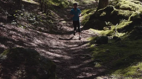 Runner on a mountain path Stock-Footage 114173737
