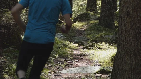 Runner on a mountain path Vídeo Stock 114173930