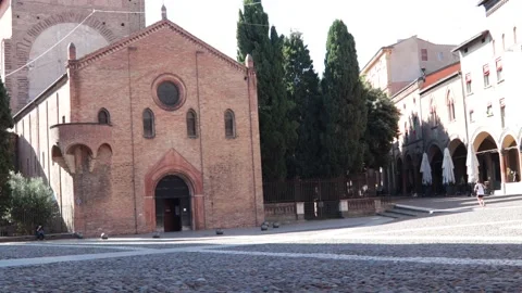Runner in Santo Stefano square in sunny day Video stock 133184695