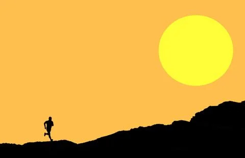 Runner silhouette that runs on trail during sunset in background Illustrazione stock