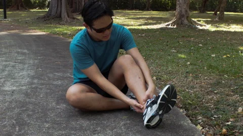Runner with sprained ankle Video stock 53082170