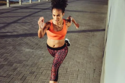 Runner sprinting on the pavement Foto stock