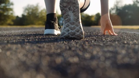 Runner starting race close up low angle, 4k slow motion Video stock 111157519