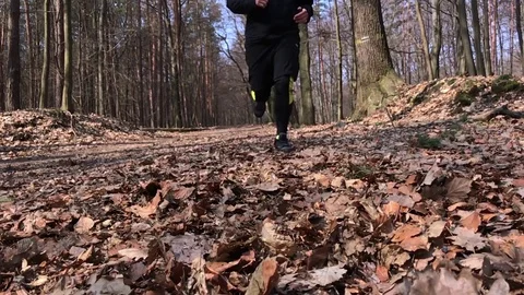 Runner stopping to lace his running shoes whilst running. 스톡 동영상 73962292